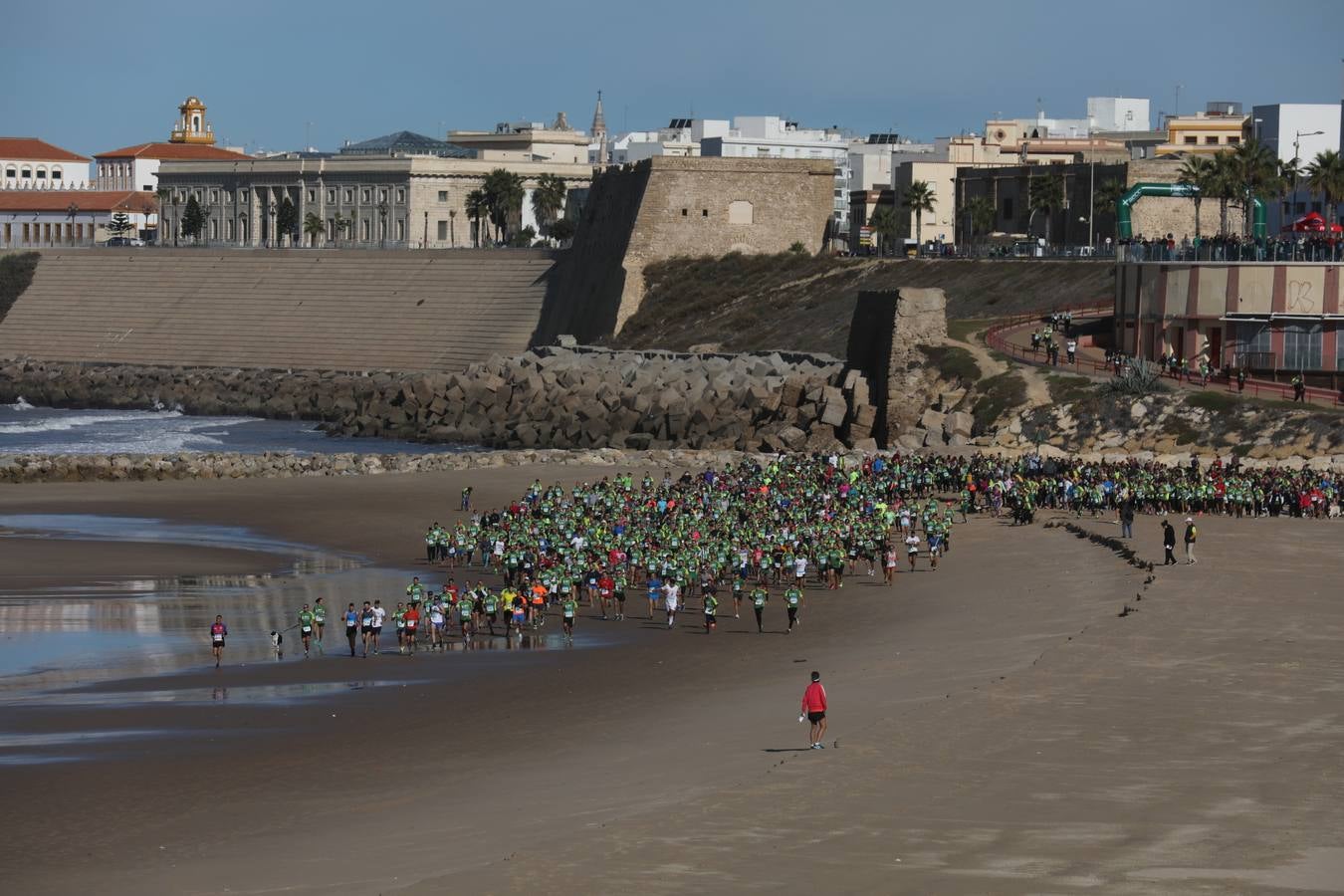 La marcha verde contra el cáncer conquista la playa gaditana